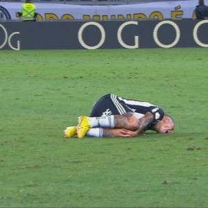 v站-距世界杯两个多月 巴西队折损左后卫阿拉纳！