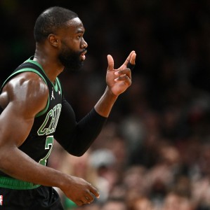 v站-调整一下手感！杰伦·布朗半场中投不准&amp;两分球仅9中2