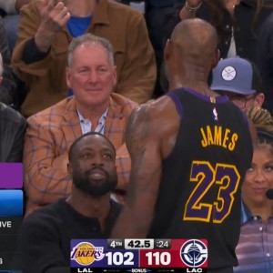 v站体育-兄弟情深！比赛还剩42s 詹姆斯和解说席上的韦德握手交谈！